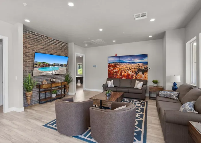Ocotillo Springs: Spacious Group Retreat with Community Pool