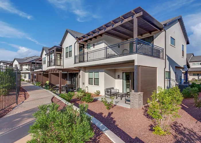 Ocotillo Springs: Spacious Group Retreat with Community Pool